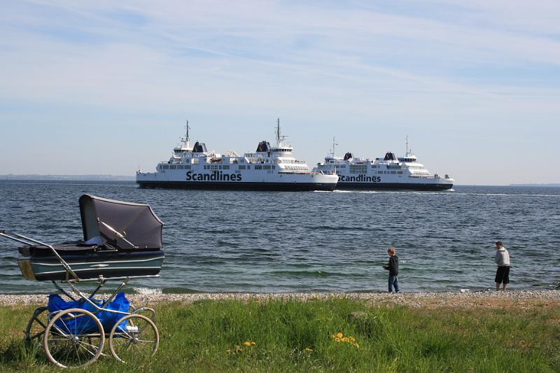 Kronborg beach.jpg - Kronborg strand. Færgerne fra Danmark til Sverige i baggrunden. -- Kronborg beach. The ferrys from Denmark to Sweeden in the background.